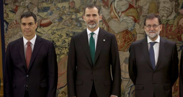 Ο Πέδρο Σάντσεθ (αριστερά), ο βασιλιάς Φίλιππος (κέντρο) και ο τέως πρωθυπουργός Μαριάνο Ραχόι (δεξιά). 