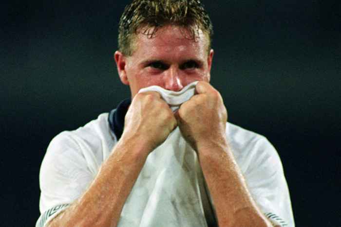 Η περιβόητη φωτογραφία με τον δακρυσμένο Πολ Γκασκόιν, μετά τον χαμένο ημιτελικό με τους Γερμανούς, το 1990. 