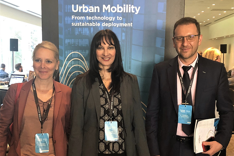 Η Ευρωβουλευτής Έλενα Κουντουρά με τη Διευθύντρια Καινοτομίας και Ανάπτυξης της ERTICO-ITS Europe, Δρ. Johanna Tzanidaki και τον επικεφαλής της Πρωτοβουλίας για την κινητικότητα των αστικών μεταφορών AIRBUS Γαλλίας, Δρ. Βασίλη Αγουρίδα. 