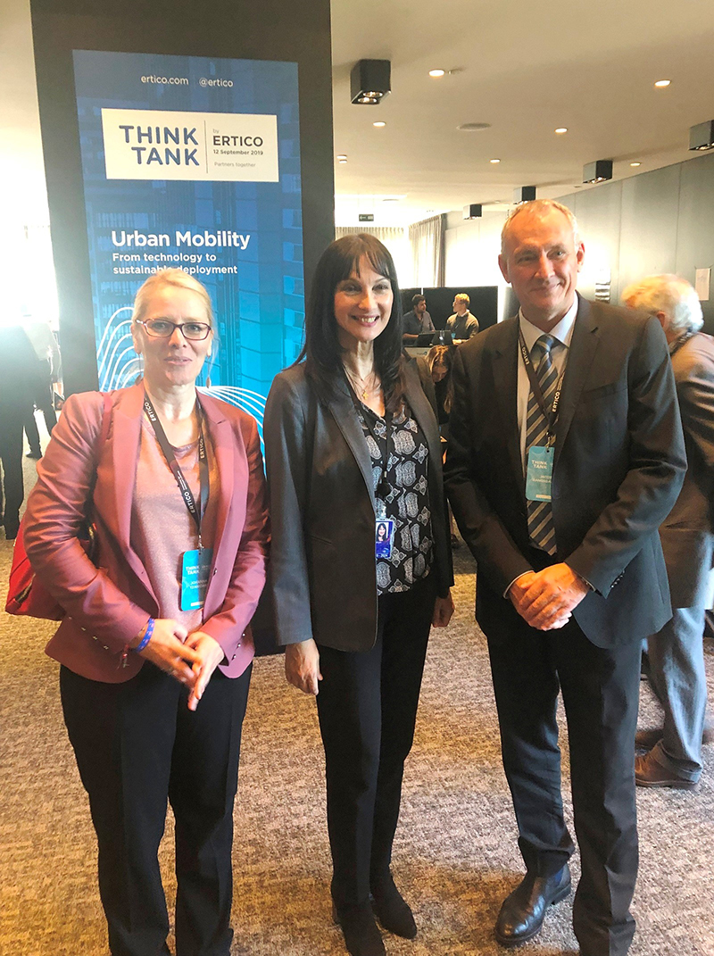 Η Ευρωβουλευτής Έλενα Κουντουρά με τη Διευθύντρια Καινοτομίας και Ανάπτυξης της ERTICO-ITS Europe, Δρ. Johanna Tzanidaki και τον Jacob Bangsgaard, CEO του ERTICO. 