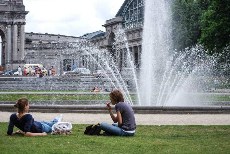 cinquantenaire fountain people park grass girls brussels bruxelles