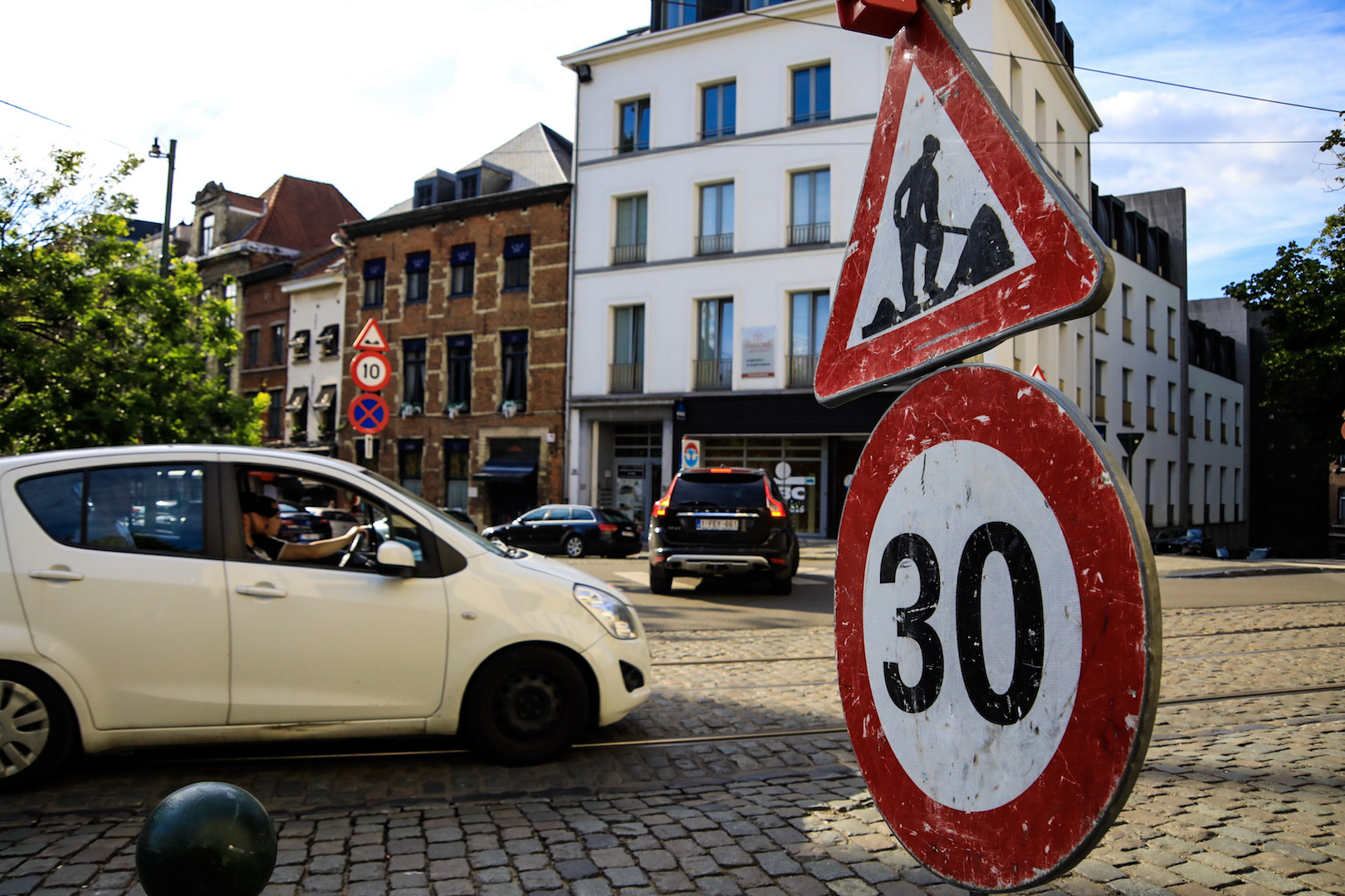 30 speed limit works car voiture sign road