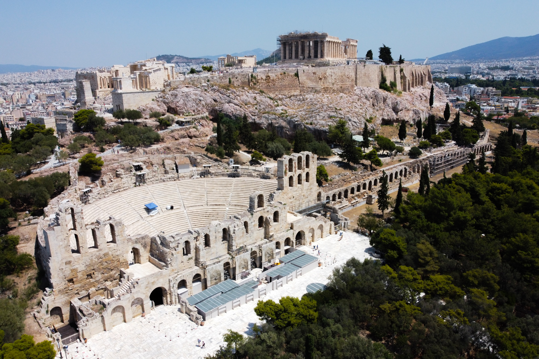 Αεροφωτογραφία με χρήση drone του εμβληματικού λόφου της Ακρόπολης, του Παρθενώνα και του διάσημου θεάτρου του Διονύσου στην Αθήνα, 5 Αυγούστου 2020