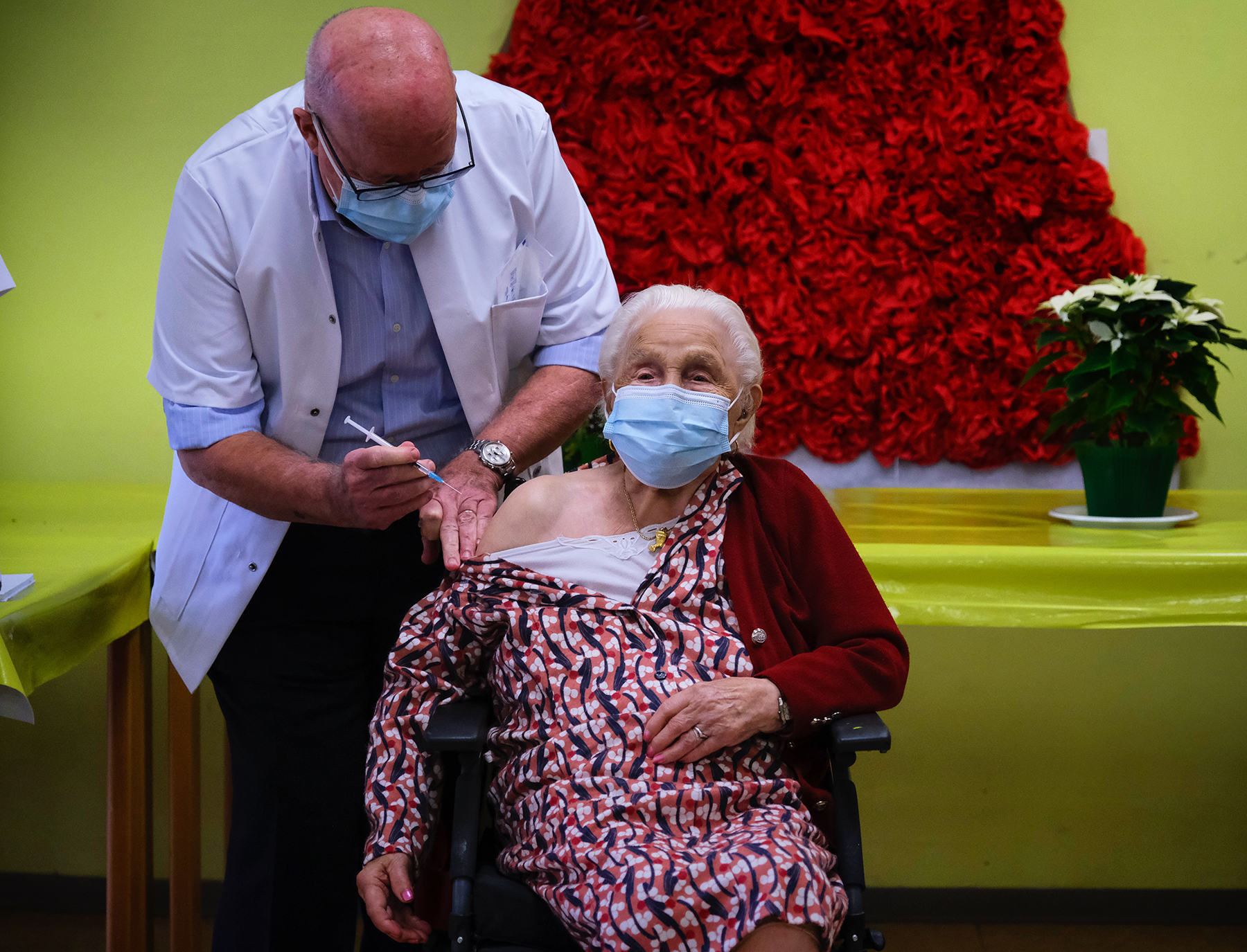 Η Josepha Delmotte, 102 ετών, λαμβάνει μια δόση του εμβολίου Pfizer-BioNTech στον οίκο ευγηρίας "La Bonne Maison de Bouzanton" κατά τη διάρκεια του πρώτου εμβολιασμού το Βέλγιο. Μονς, 28 Δεκεμβρίου 2020.