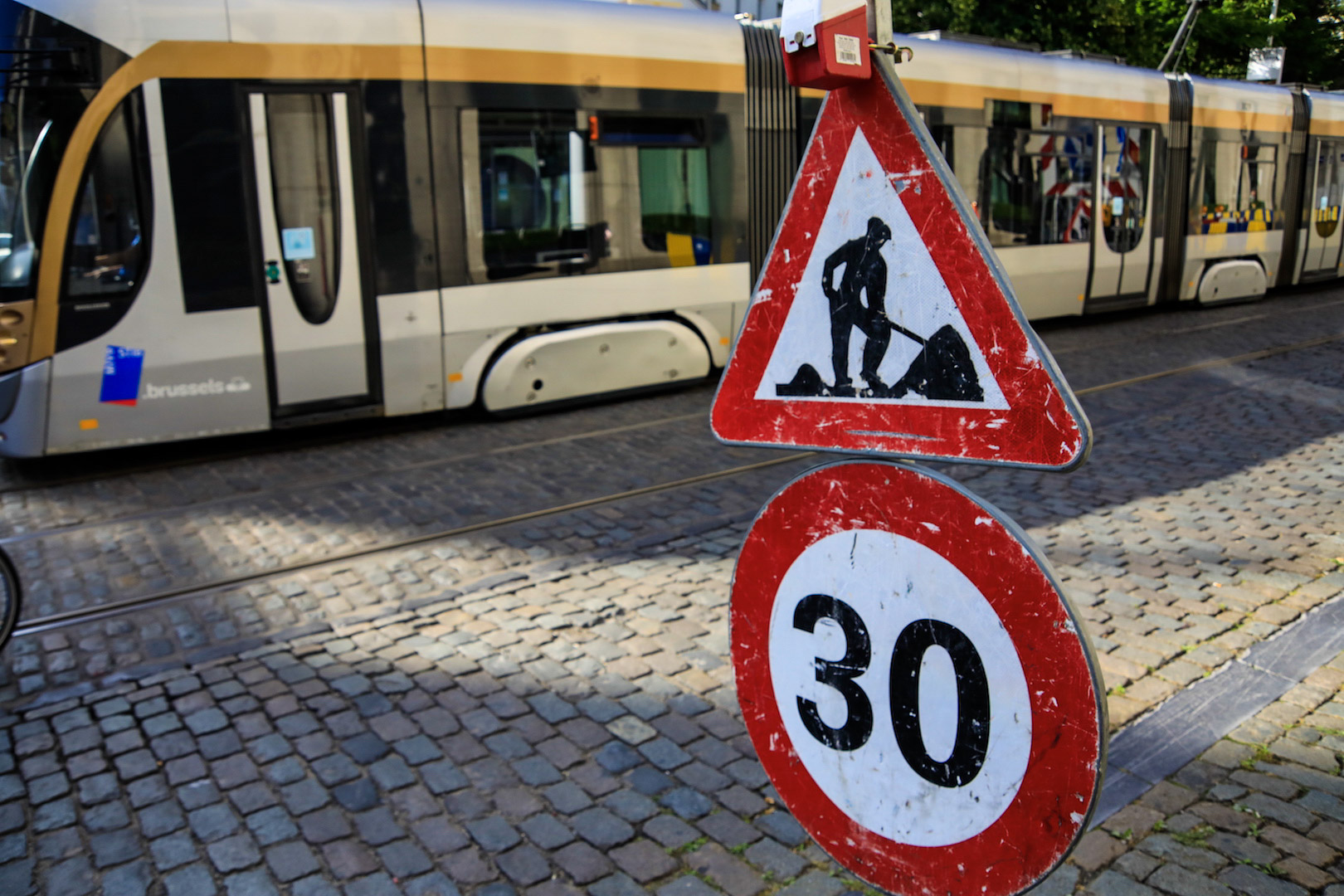 zone 30 sign road works traveaux tram stib