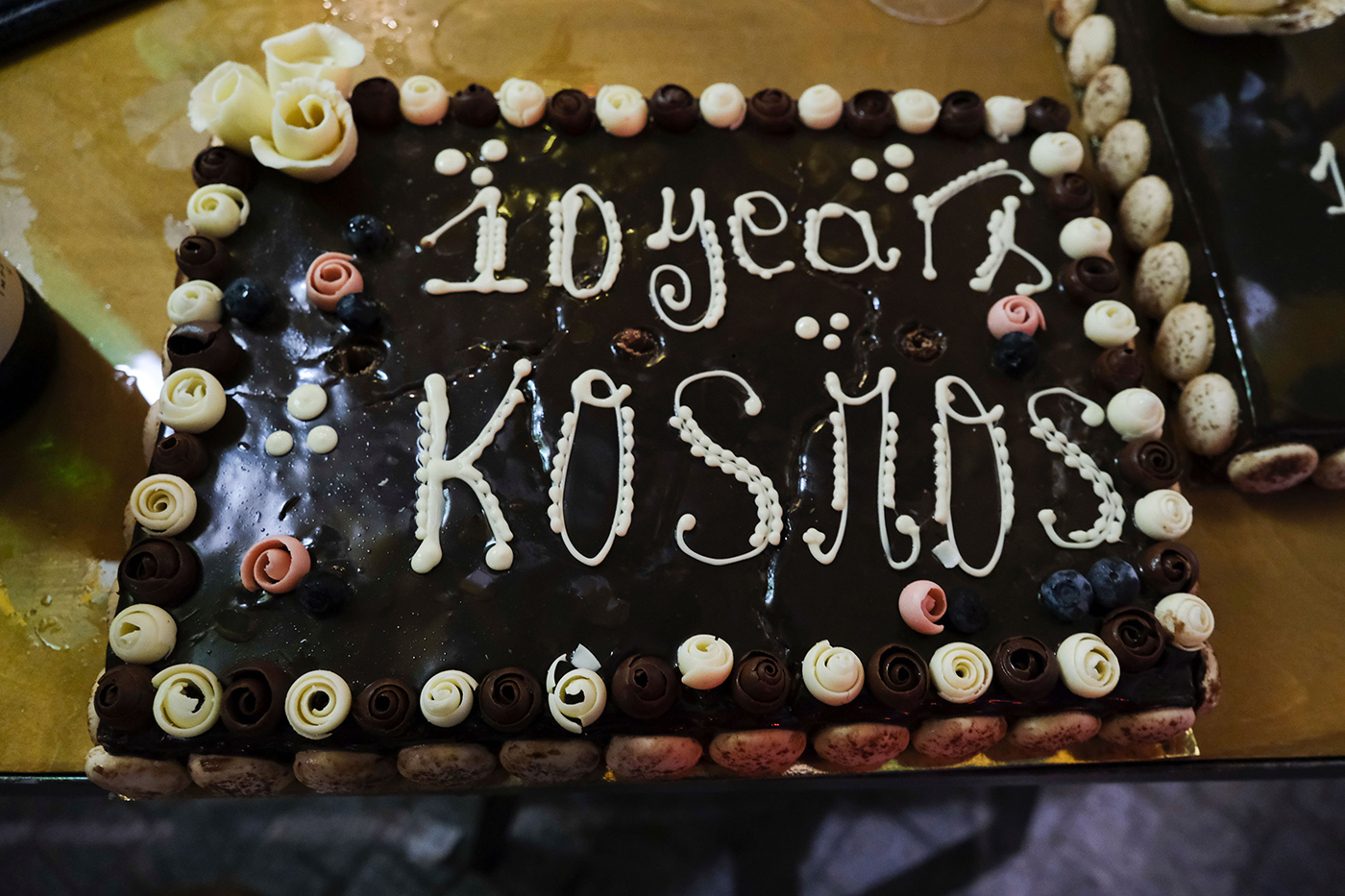 η τούρτα για τα 10α γενέθλια του KOSMOS