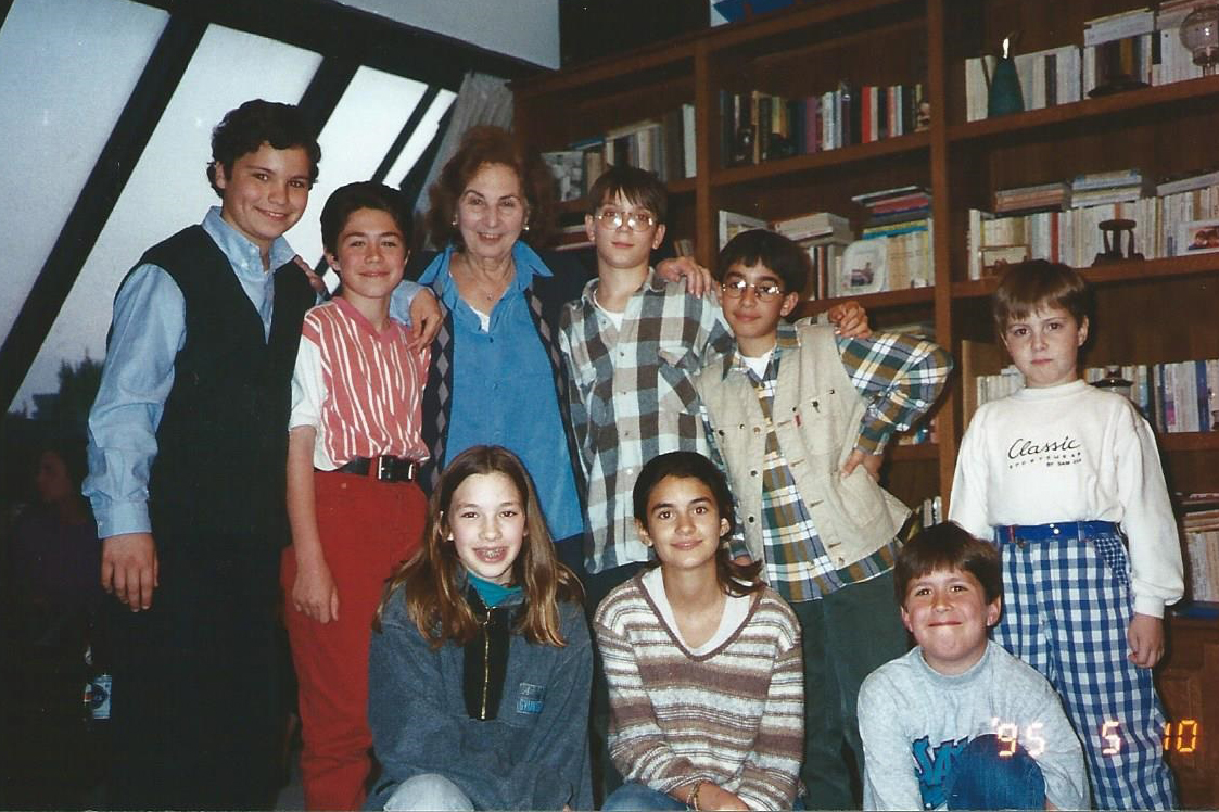 Η Άλκη Ζέη με τα παιδιά που έπαιξαν στην παράσταση, το 1995