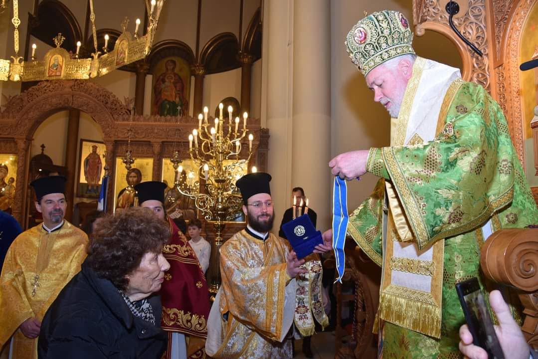 ο Σεβασμιώτατος Μητροπολίτης Βελγίου και Κάτω Χωρών κ. Αθηναγόρας τίμησε εκ μέρους της Ιεράς Μητροπόλεως την Ειρήνη Δημακάκου-Μέγγενς για τη μακρόχρονη προσφορά της στην ελληνική κοινότητα του Βελγίου μέσω της εφημερίδας «Ευρωπαρατηρητής».